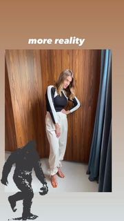 Ellie Taylor feet photo thumbnail