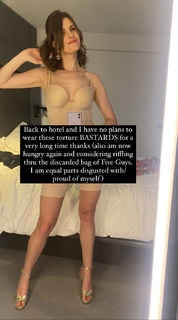 Ellie Taylor feet photo thumbnail