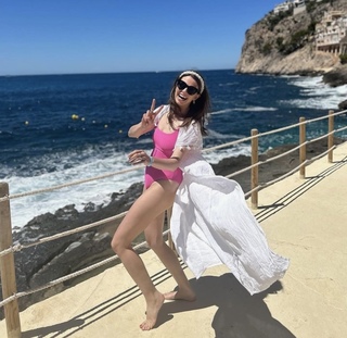 Ellie Taylor feet photo thumbnail