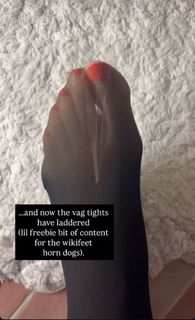 Ellie Taylor feet photo thumbnail