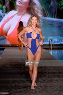 Ellie Thumann feet photo 18