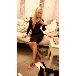 Ellie Warner feet photo thumbnail