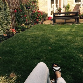 Ellie Warner feet photo thumbnail