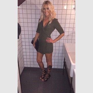 Ellie Warner feet photo thumbnail