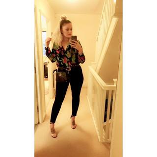 Ellie Warner feet photo thumbnail