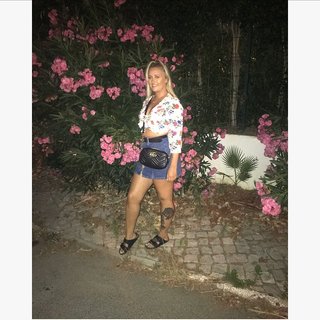 Ellie Warner feet photo thumbnail