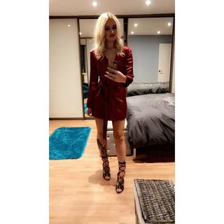 Ellie Warner feet photo thumbnail