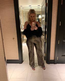 Ellie Warner feet photo thumbnail