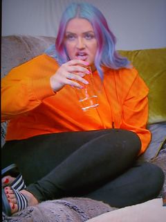Ellie Warner feet photo thumbnail