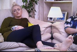 Ellie Warner feet photo thumbnail
