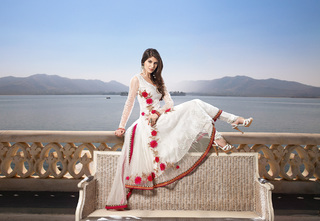 Elnaaz Norouzi feet photo 20