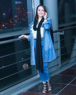 Elnaz Habibi feet photo thumbnail