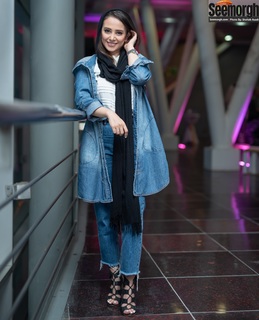 Elnaz Habibi feet photo thumbnail