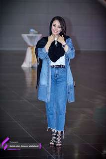 Elnaz Habibi feet photo thumbnail