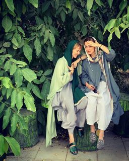 Elnaz Habibi feet photo thumbnail