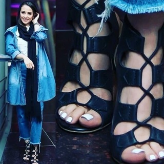 Elnaz Habibi feet photo thumbnail