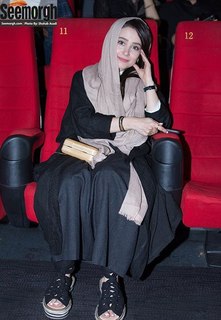 Elnaz Habibi feet photo thumbnail