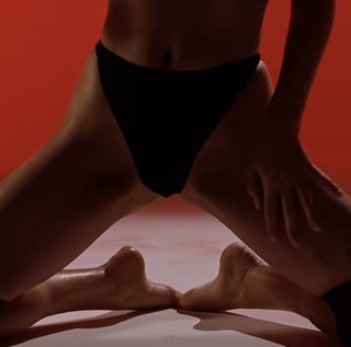 Elouise Eftos feet photo 3