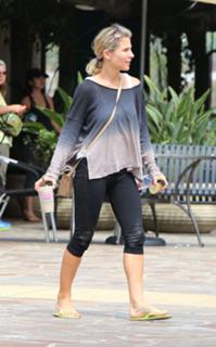 Elsa Pataky feet photo thumbnail