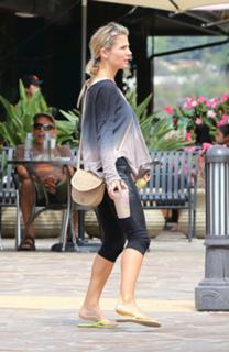 Elsa Pataky feet photo thumbnail