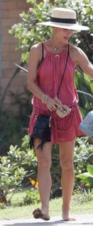 Elsa Pataky feet photo thumbnail