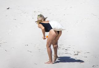 Elsa Pataky feet photo thumbnail