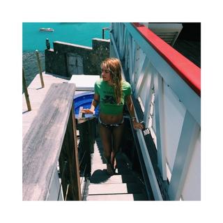 Elyse Taylor feet photo 8