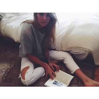 Elyse Taylor feet photo 3