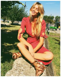 Elyse Taylor feet photo 6