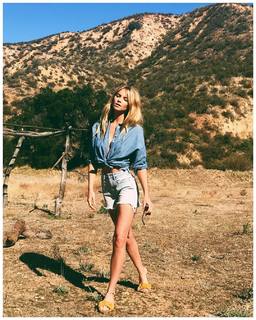 Elyse Taylor feet photo 3