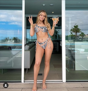 Elz the Witch feet photo thumbnail