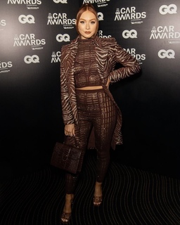 Elz the Witch feet photo thumbnail