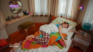 Elçin Sangu feet photo thumbnail