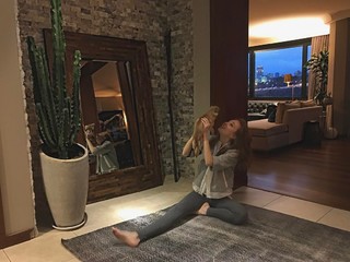 Elçin Sangu feet photo thumbnail