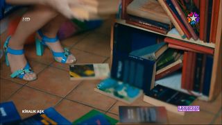 Elçin Sangu feet photo thumbnail