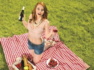 Elçin Sangu feet photo thumbnail