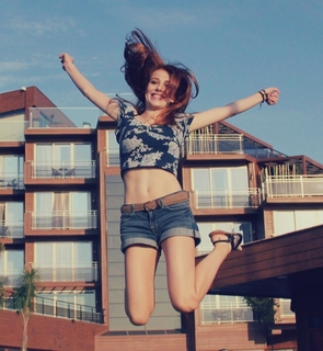 Elçin Sangu feet photo thumbnail