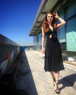 Elçin Sangu feet photo thumbnail