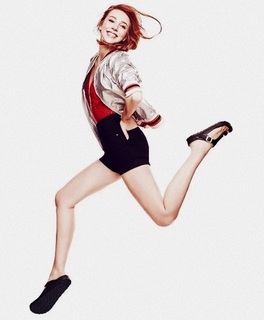 Elçin Sangu feet photo thumbnail