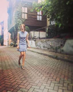 Elçin Sangu feet photo thumbnail