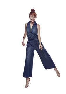 Elçin Sangu feet photo thumbnail