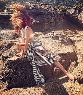 Elçin Sangu feet photo thumbnail