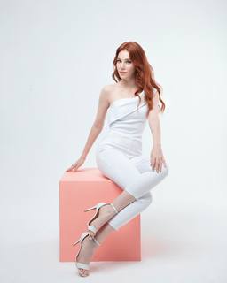 Elçin Sangu feet photo thumbnail