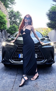 Elçin Sangu feet photo thumbnail