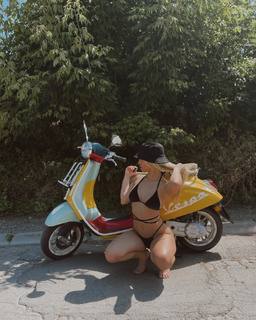 Ema Radujko feet photo thumbnail