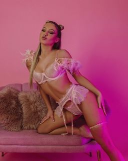 Ema Radujko feet photo thumbnail