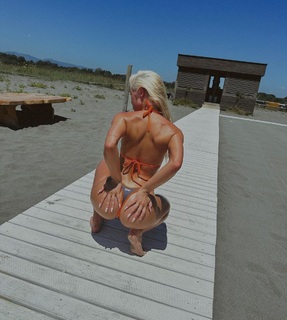 Ema Radujko feet photo thumbnail