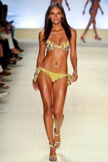 Emanuela de Paula feet photo 17