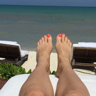 Embeth Davidtz feet photo thumbnail
