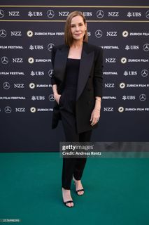 Embeth Davidtz feet photo thumbnail